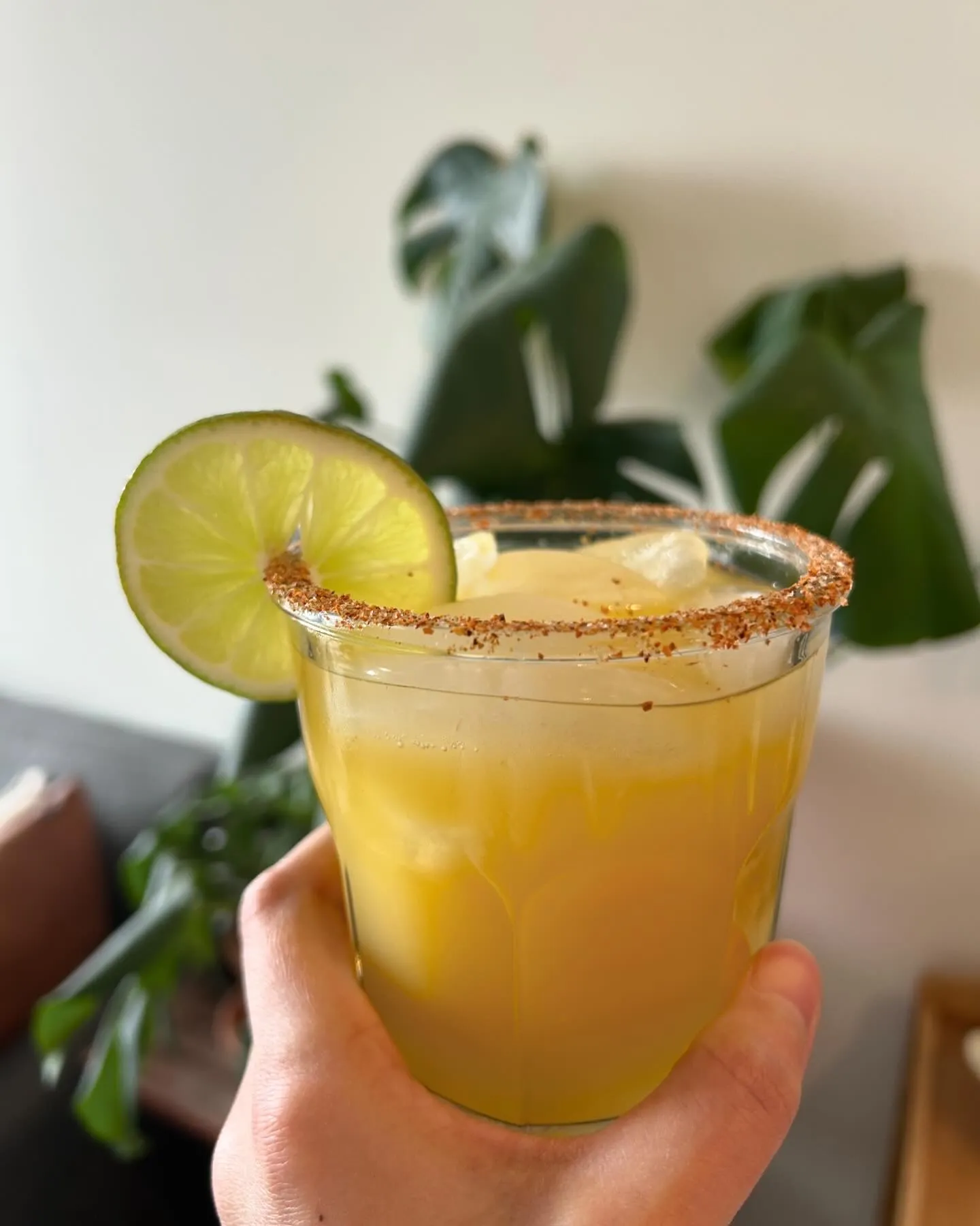 Mocktail mango margarita